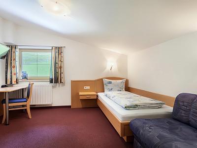 Einzelzimmer (single room)
